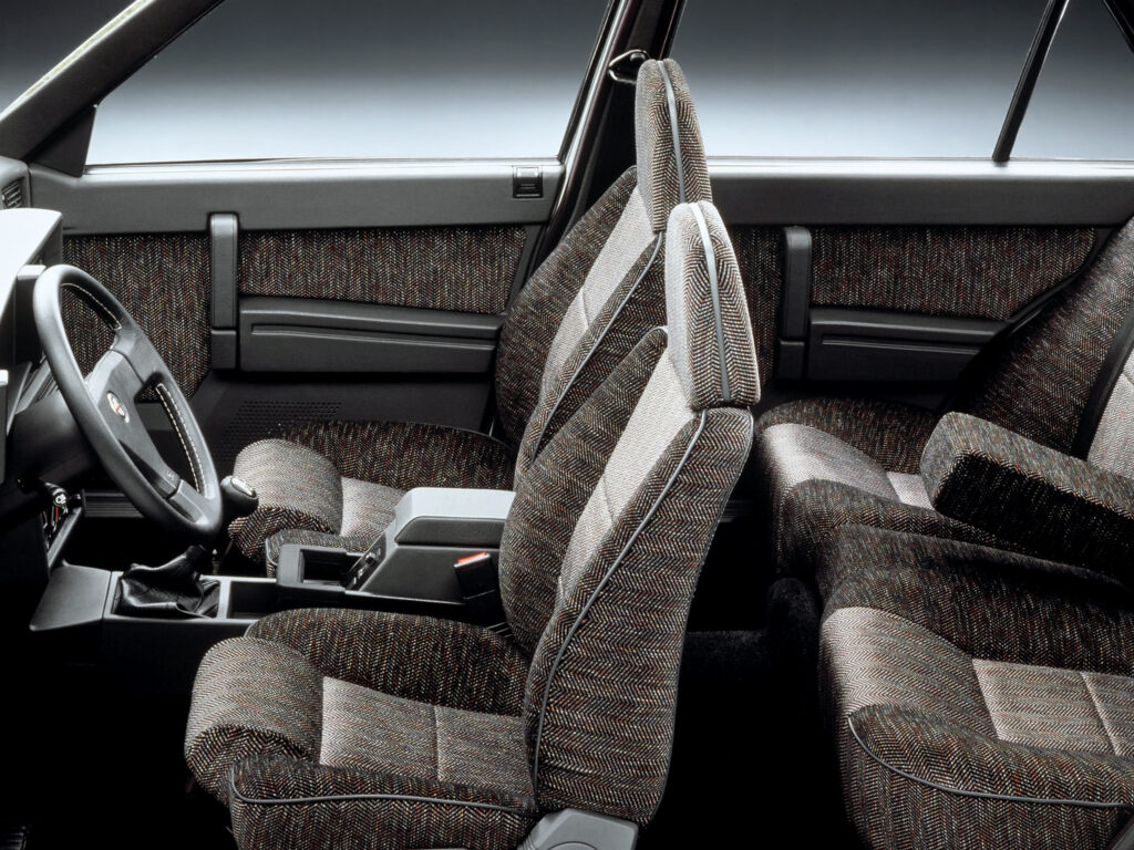 Alfa Romeo 75 interior